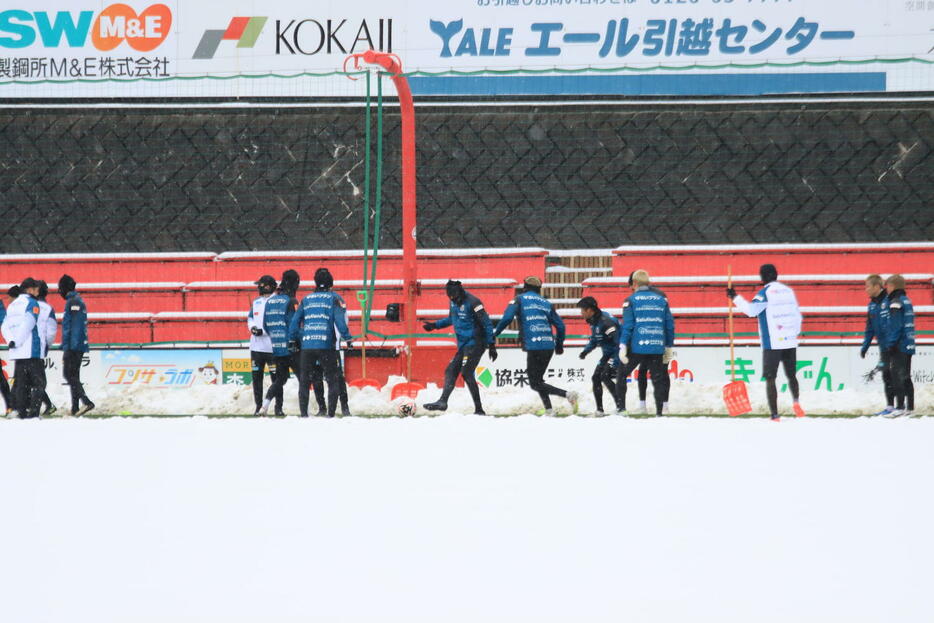 湘南戦に向けて降雪の中練習する札幌の選手たち（撮影・保坂果那）