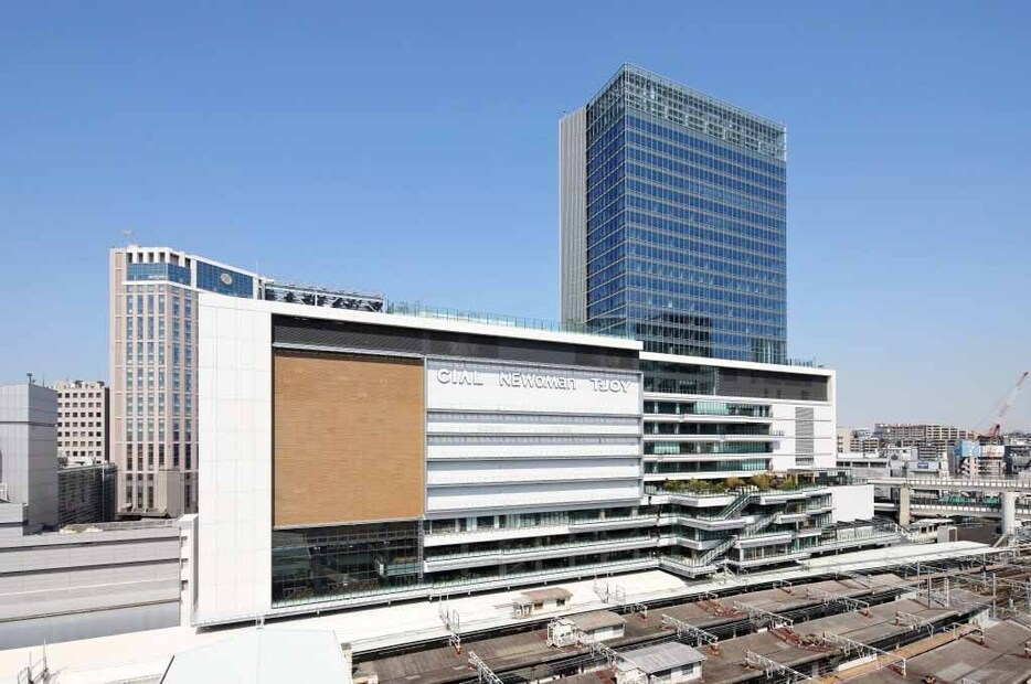 横浜駅西口直結のＪＲ横浜タワー＝横浜市西区（資料写真）