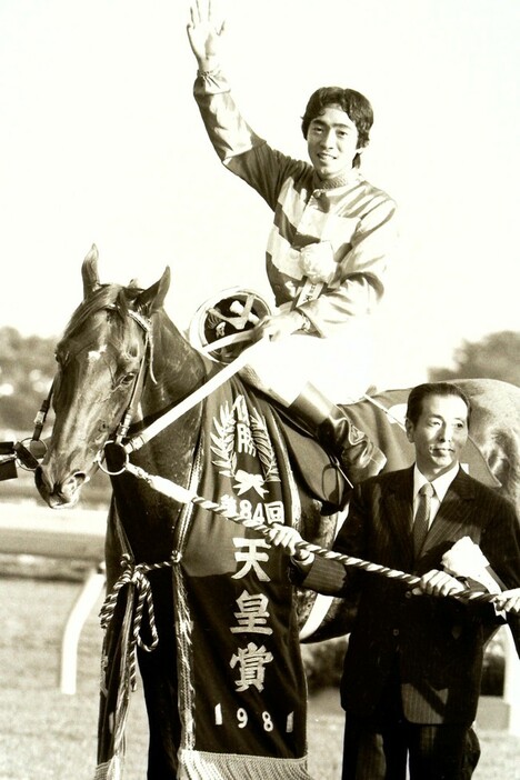 80年有馬記念を制したホウヨウボーイの馬上で右手を挙げる加藤和宏騎手