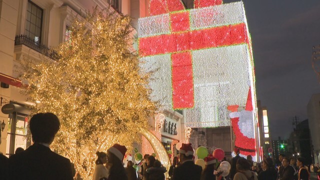 源吉兆庵ホールディングス本社新館の入り口に飾りつけられたクリスマスイルミネーション