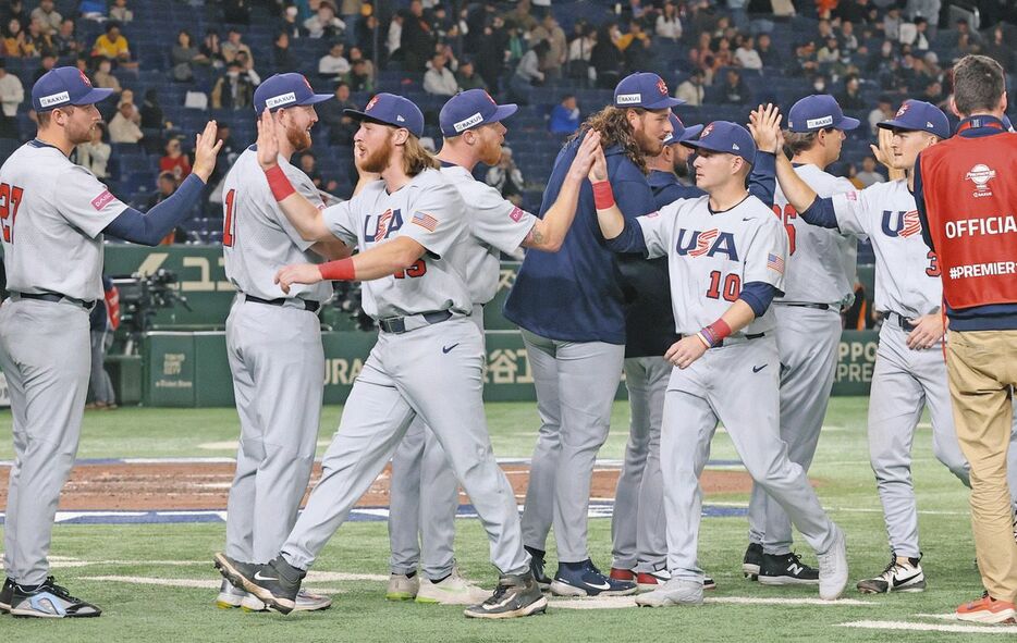 ベネズエラに勝利し、タッチして喜ぶ米国ナイン