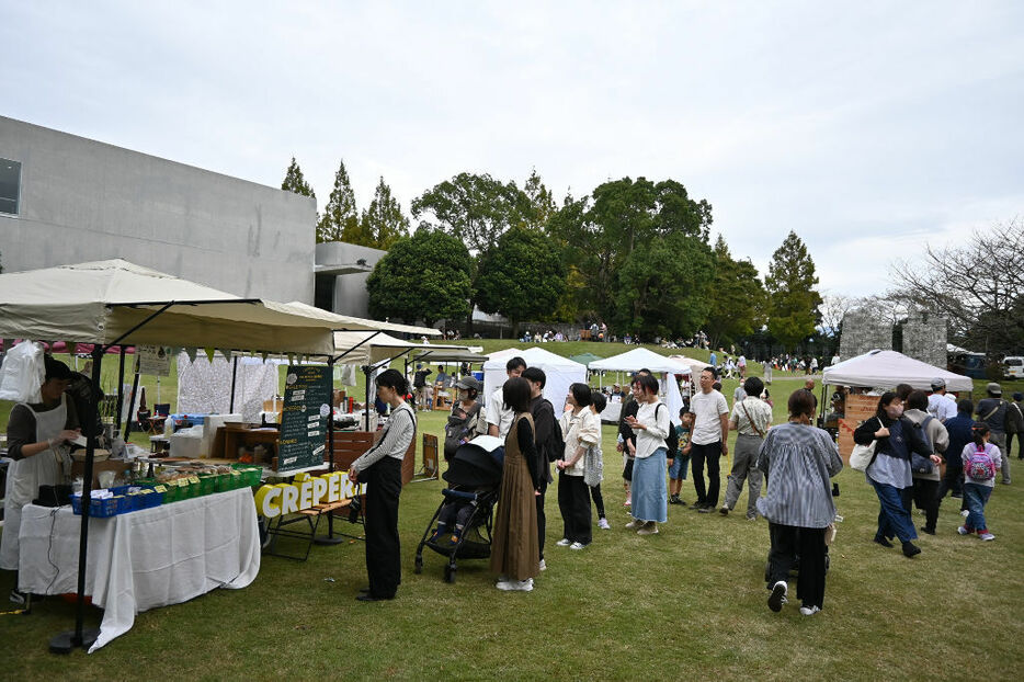 施設の特徴である庭園も活用したイベントに詰めかける来場者＝10月下旬、長泉町