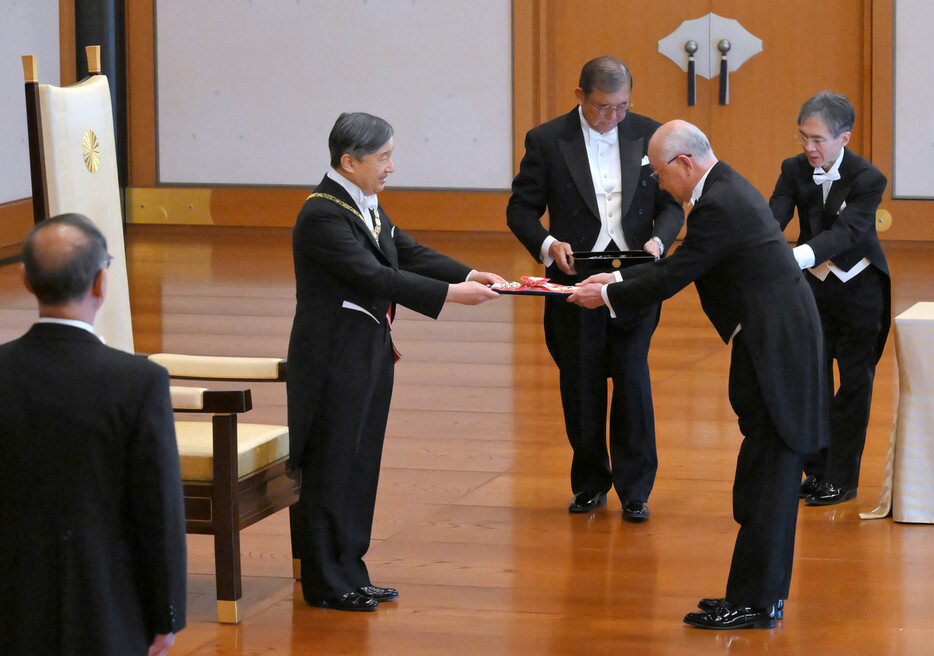 天皇陛下から旭日大綬章を受ける古賀伸明元連合会長＝６日午前、皇居・宮殿「松の間」（代表撮影）