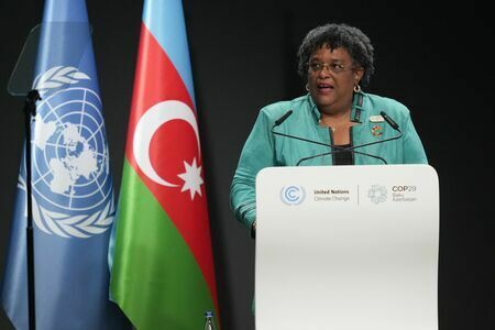 COP29の本会議で登壇したバルバドスのミア・モトリー首相（写真：AP/アフロ）