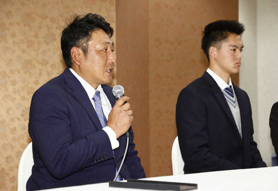 東海大相模・藤田が仮契約。記者の質問に答える東海大相模・原監督（手前）（撮影・五島　佑一郎）