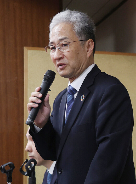 祖業の繊維事業撤退について記者会見するユニチカの上埜修司社長＝２８日午後、大阪市中央区