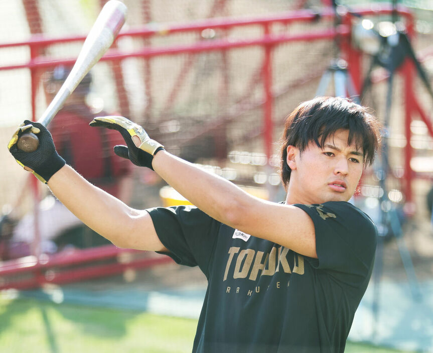 秋季キャンプで打ち込む楽天・黒川