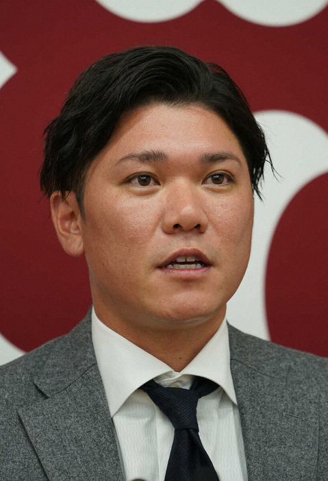 ＜巨人契約更改＞契約更改を終えて会見に臨んだ坂本（撮影・郡司　修）