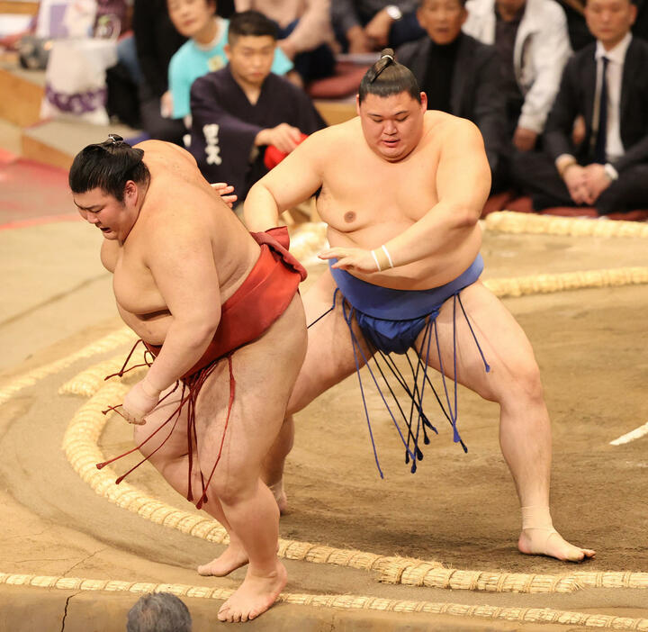 押し出しで熱海富士を破る大の里（右）（撮影・梅根麻紀）