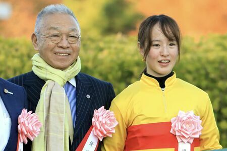 2019年12月8日、カペラステークス（G3）、コパノキッキングで優勝し、日本女性騎手として史上初となるJRA重賞制覇した藤田菜七子（右）と、小林祥晃オーナー　写真／伊藤 康夫/アフロ