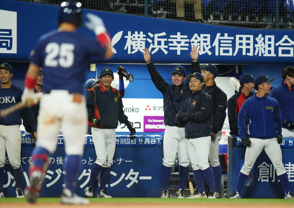 日体大対創価大　7回裏創価大1死満塁、角谷の後逸で得点を奪い歓喜する創価大ナイン（撮影・横山健太）