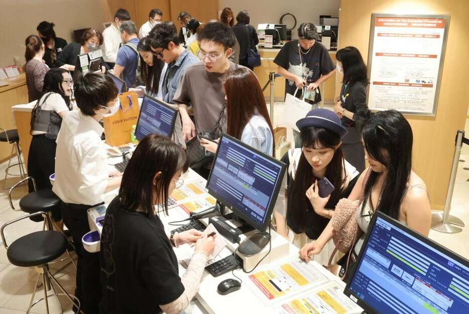 訪日客でにぎわう松屋銀座の免税カウンター＝6月、東京都中央区（安元雄太撮影）