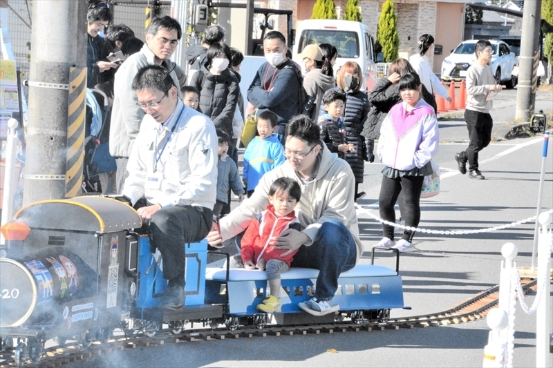 水素燃料電池機関車の乗車体験をする親子