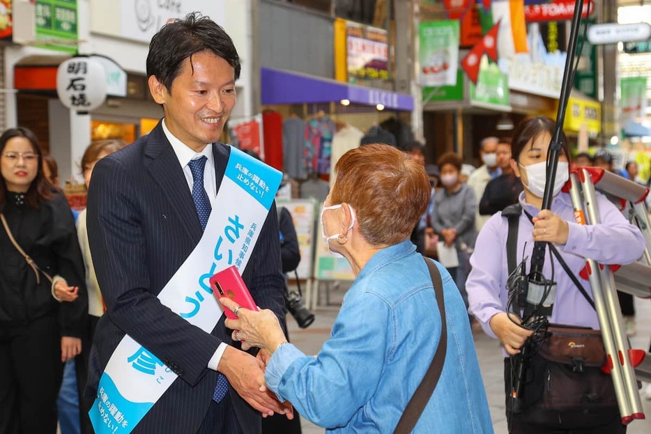 神戸市中央区で街頭演説を行う斎藤元彦氏（写真：Pasya/アフロ）