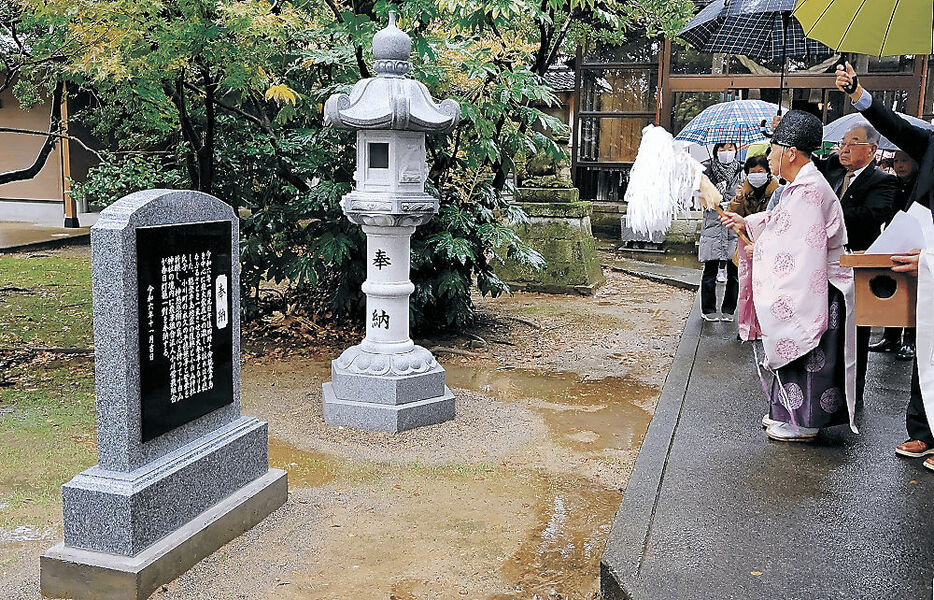 お披露目された灯籠と記念碑＝白山市小川町の小白山神社