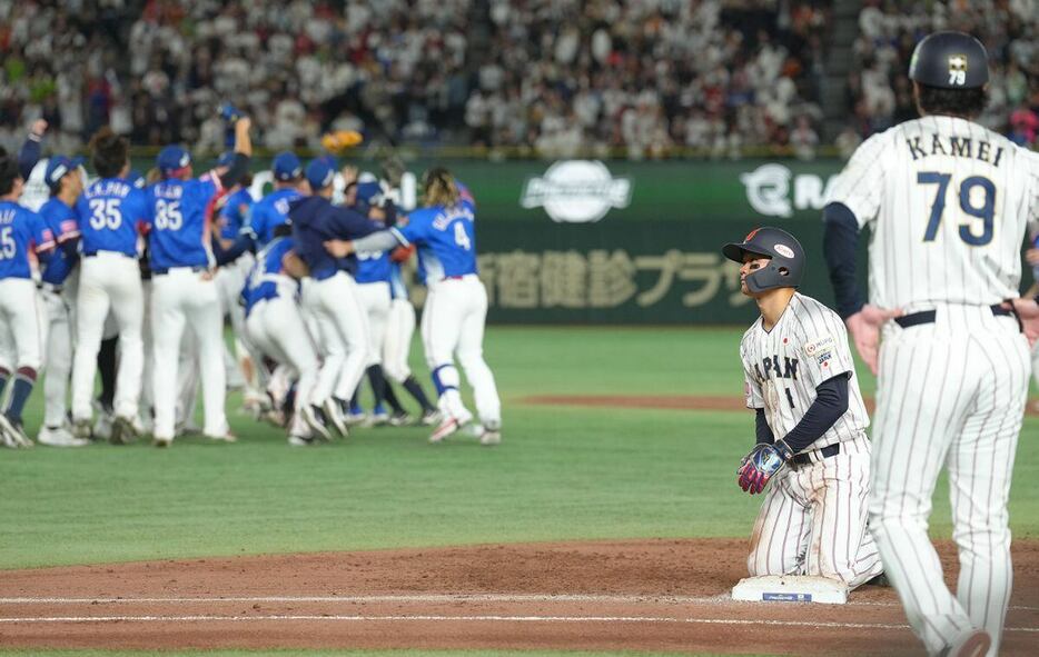 九回、栗原の一直で帰塁できず、試合に敗れた森下翔太＝東京ドーム（撮影・松永渉平）