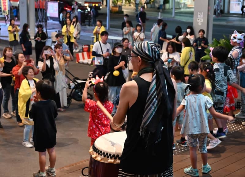 「はちのへ未来ネット」が開いた秋祭りイベントで、子どもたちが踊る姿を見守る親たち＝２０２４年９月、青森県八戸市