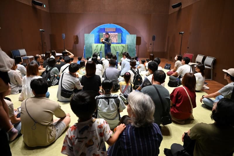 人形劇を楽しむ親子連れ＝２０２４年９月、青森県八戸市の八戸市美術館