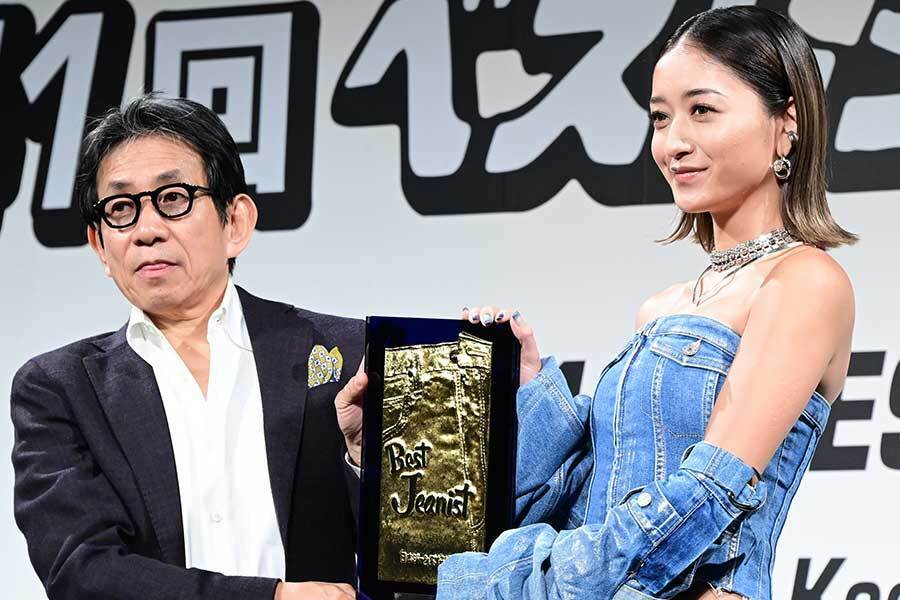 授賞式に出席した池田美優（右）【写真：ENCOUNT編集部】