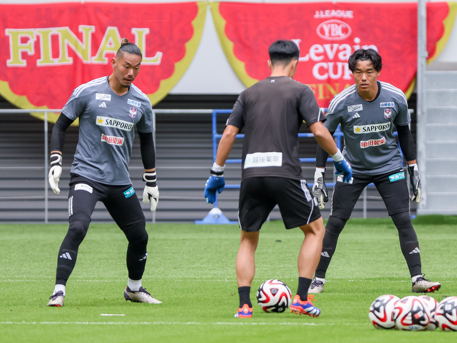 前日練習を行うGK阿部航斗(左)とGK小島亨介(Kaoru WATANABE/GEKISAKA)