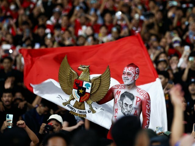 9月10日のW杯予選オーストラリア戦。国章のガルーダを掲げて応援するインドネシアのサポーター photograph by Getty Images