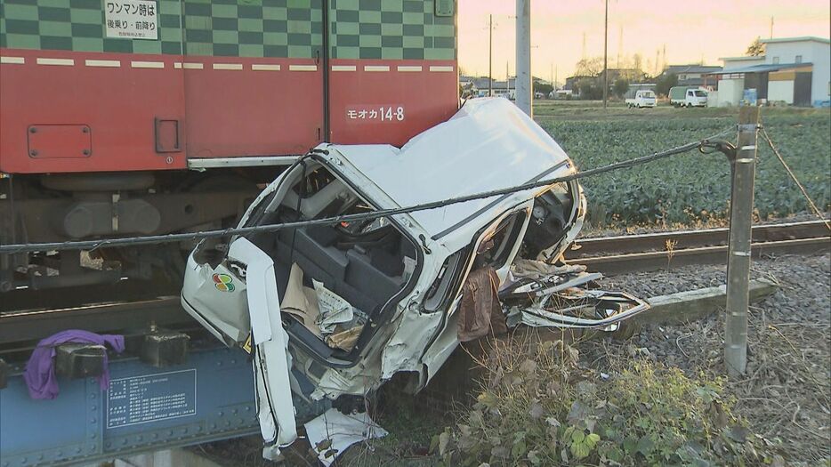 真岡鉄道の踏切で列車と乗用車が衝突　車運転の80代女性が意識不明　栃木