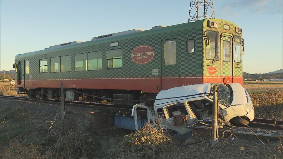 真岡鉄道の踏切で列車と乗用車が衝突　車運転の80代女性が意識不明　栃木