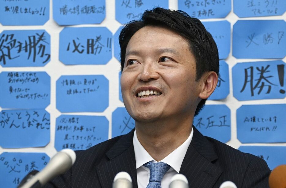 兵庫県知事選で再選を果たし、取材に応じる斎藤元彦氏＝2024年11月18日午後、神戸市 - 写真提供＝共同通信社