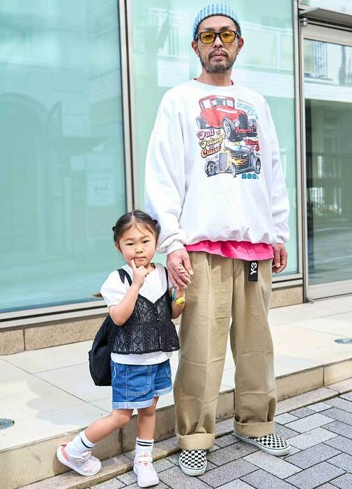 スウェット、Tシャツ＝ともに古着　パンツ＝ポロ ラルフ ローレン　シューズ＝ヴァンズ　帽子＝ユナイテッドアローズ　眼鏡＝レイバン　ベルト＝ワイスリー