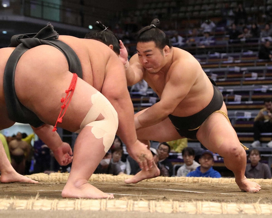 ＜大相撲九州場所9日目＞旭水野（左）を下手投げで破った炎鵬（撮影・岡田　丈靖）