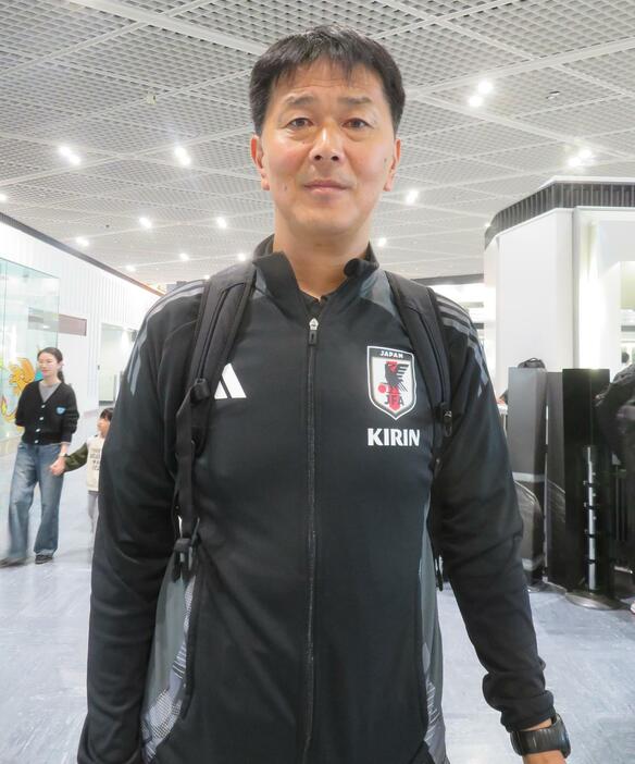 メキシコ遠征に向けて出発するU－19日本代表船越優蔵監督（撮影・佐藤成）