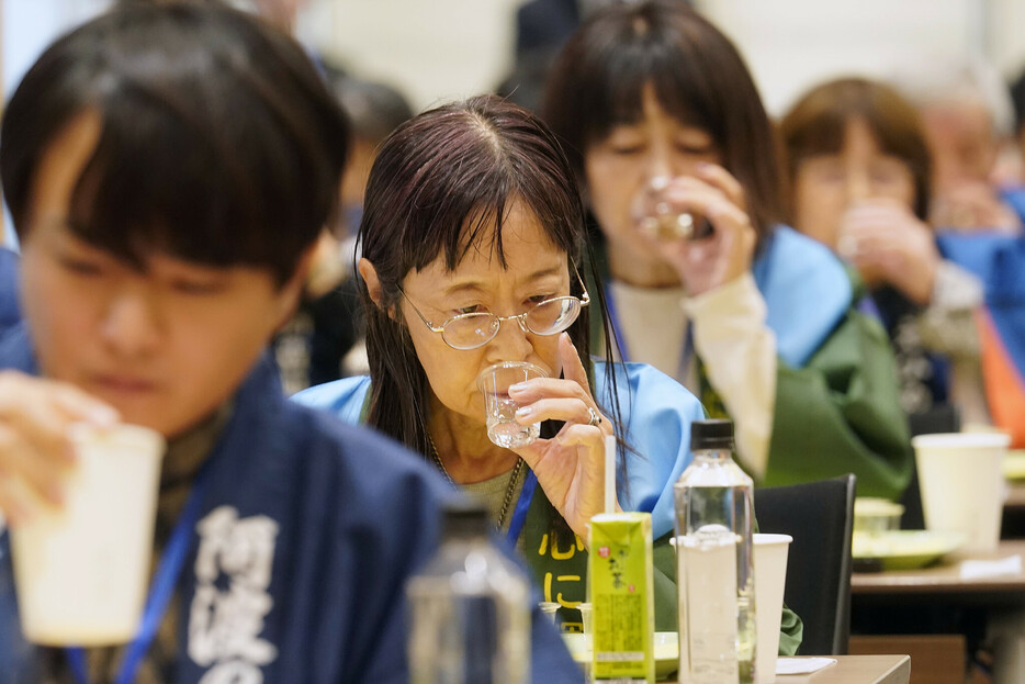 日本酒造組合中央会が開催した「全国きき酒選手権大会」。都道府県の代表、大学生、日本酒愛好者らが参加して筆記試験、日本酒の色や香り、味わいをマッチングさせる実技できき酒の日本一を競った＝９日、都内