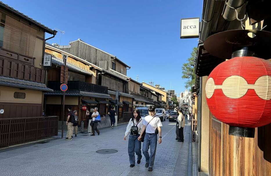 いまもお茶屋がたたずみ、風情ある街並みの祇園・花見小路通＝京都市東山区