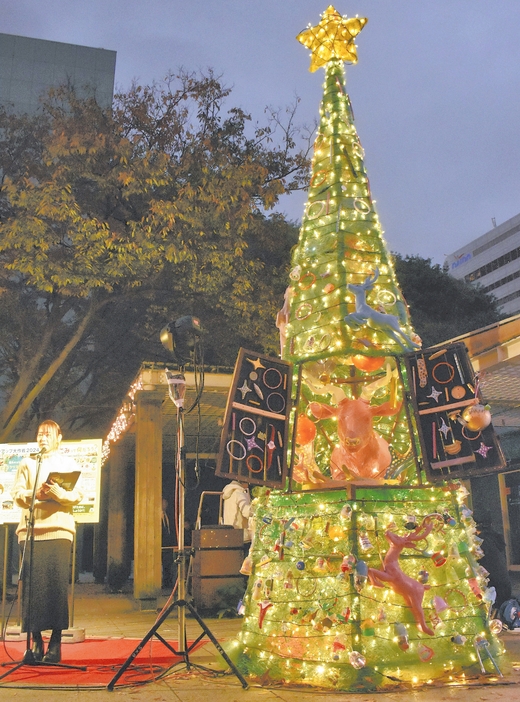 海岸に漂着したごみなどで作られたクリスマスツリー