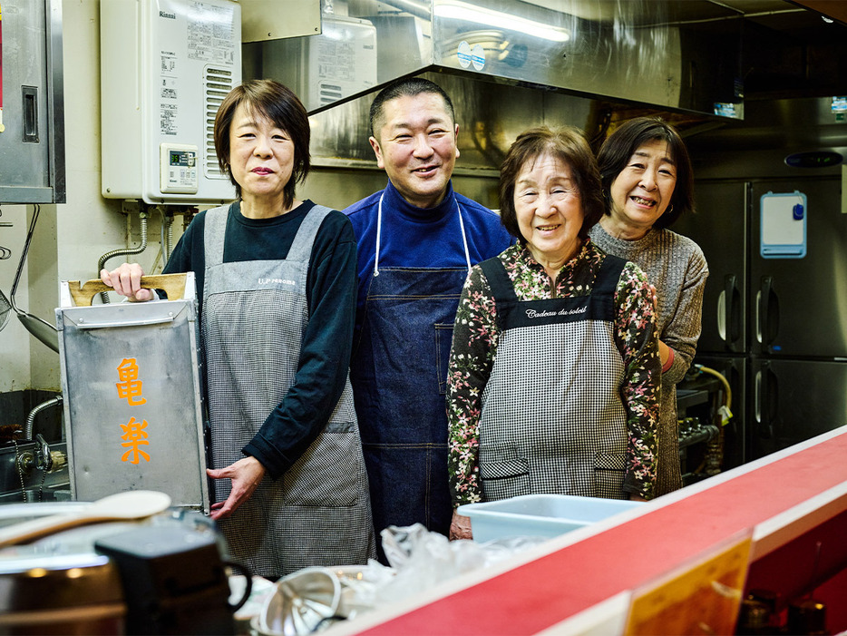 父の亡き後、家族一丸となって店を守っている。左から妻の亀田あいこさん、穀さん、母の弘子さん、穀さんの姉