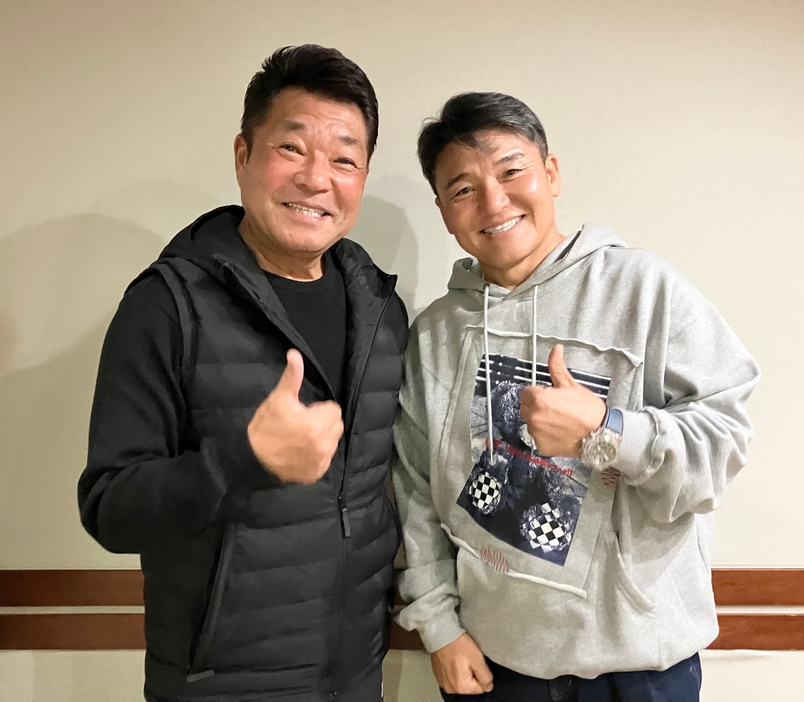 山本博選手（左）とパーソナリティの丸山茂樹