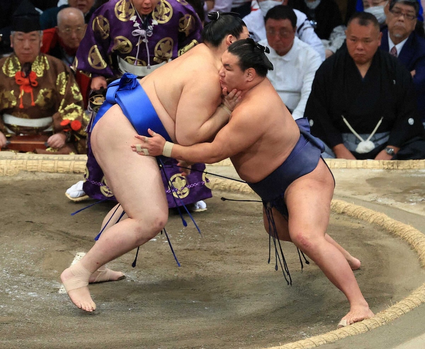 ＜大相撲九州場所13日目＞豊昇龍は大の里（左）をとったりで破る（撮影・岸　良祐）