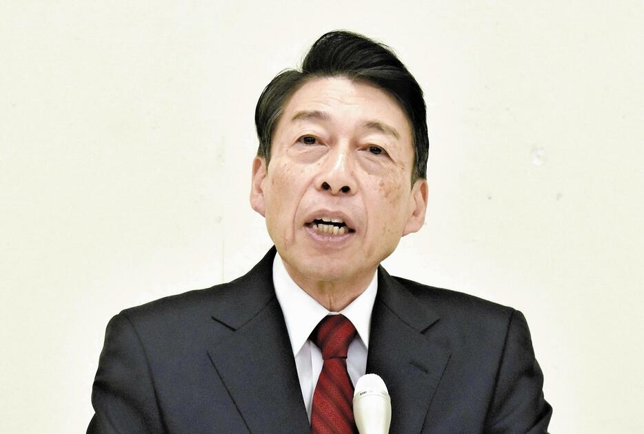 県知事選への出馬を表明する服部知事（26日午前、福岡県庁で）