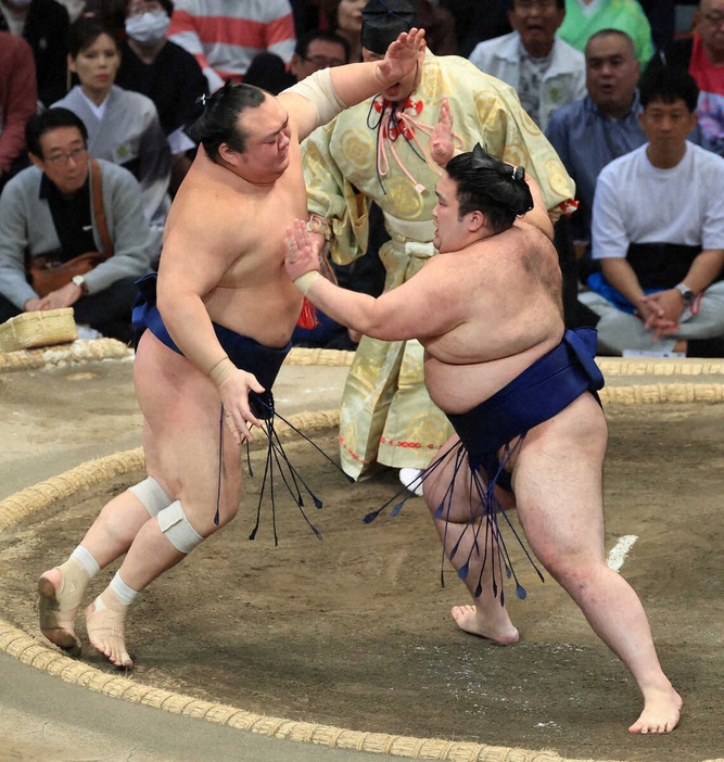 ＜大相撲九州場所12日目＞突き倒しで宝富士（左）を破った豪ノ山（撮影・岸　良祐）