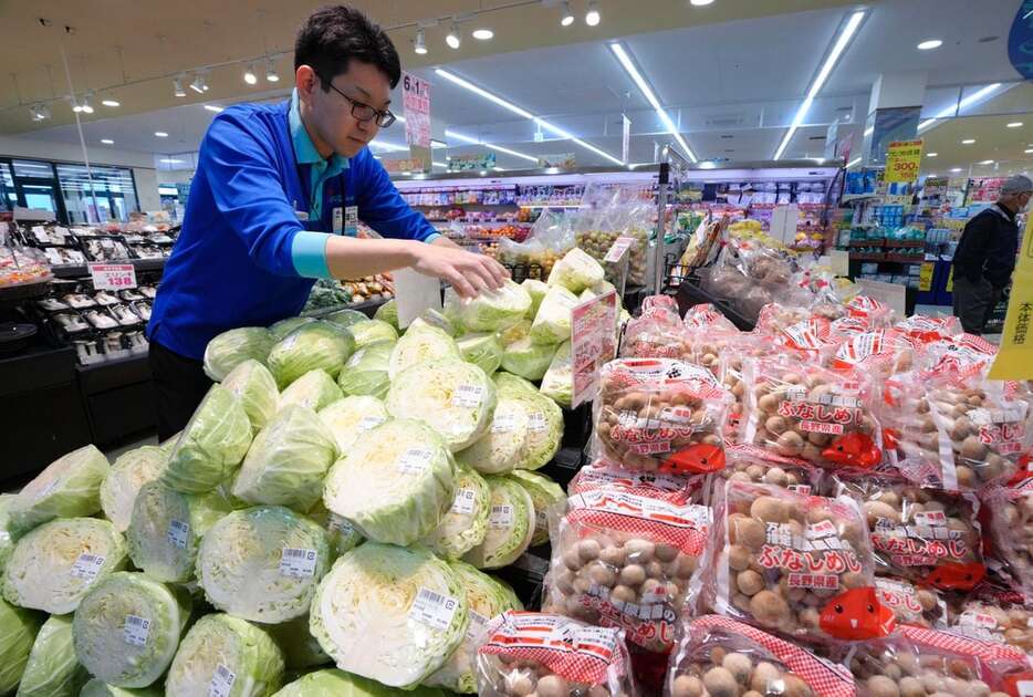 野菜の高騰は、日本人の野菜不足に拍車をかけかねない＝大阪府東大阪市の万代渋川店