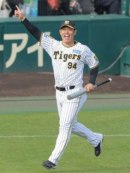 ファン感謝デーで「あなたの夢かなえます！」に臨む原口文仁＝甲子園球場（撮影・根本成）