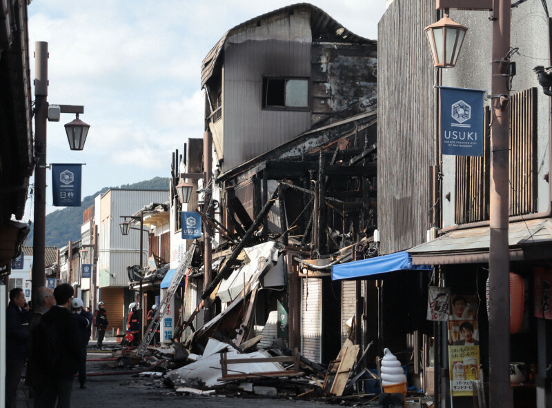 24日に発生した火災で焼け落ちた建物＝大分県臼杵市臼杵で2024年11月25日午前11時29分、神山恵撮影