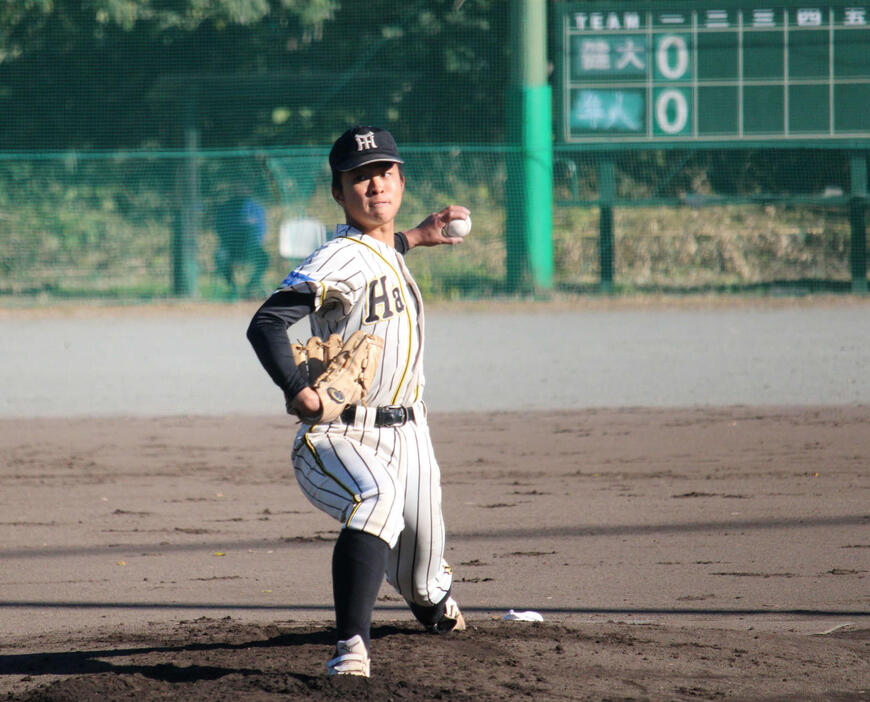 年内のラスト登板で健大高崎相手に投げる横浜隼人・白鳥（撮影・金子真仁）