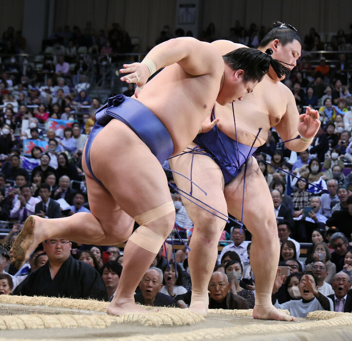 大相撲九州場所６日目。若隆景（左）は押し出しで大の里を破る＝１５日、福岡国際センター