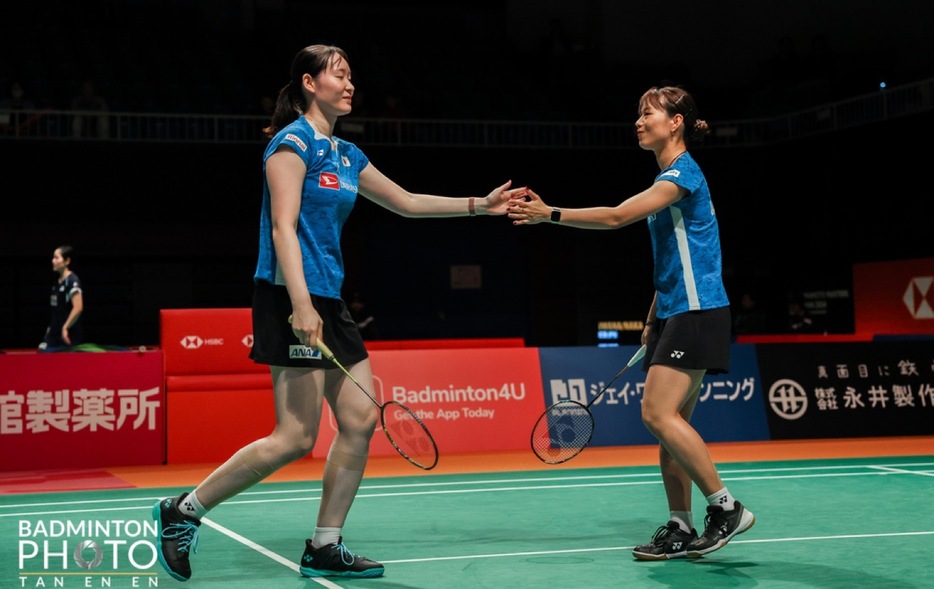 新しいペアの福島由紀（右）と松本麻佑は21－9、14－21、23－21でパリ五輪4位ペアを下した