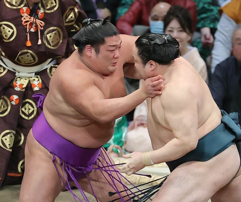 尊富士（左）が佐田の海を攻め、はたき込みで破る（カメラ・豊田　秀一）