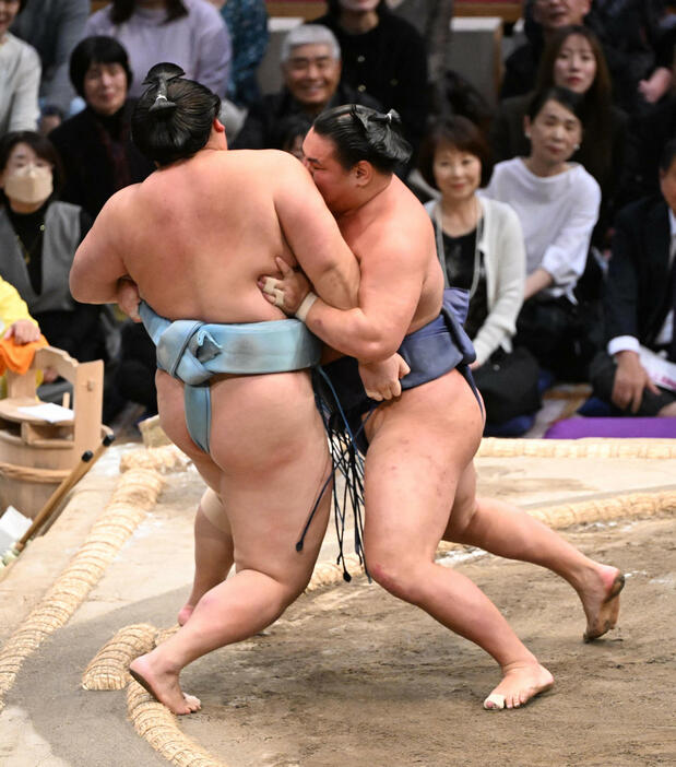 琴勝峰（左）を寄り切りで破る豊昇龍（撮影・和賀正仁）