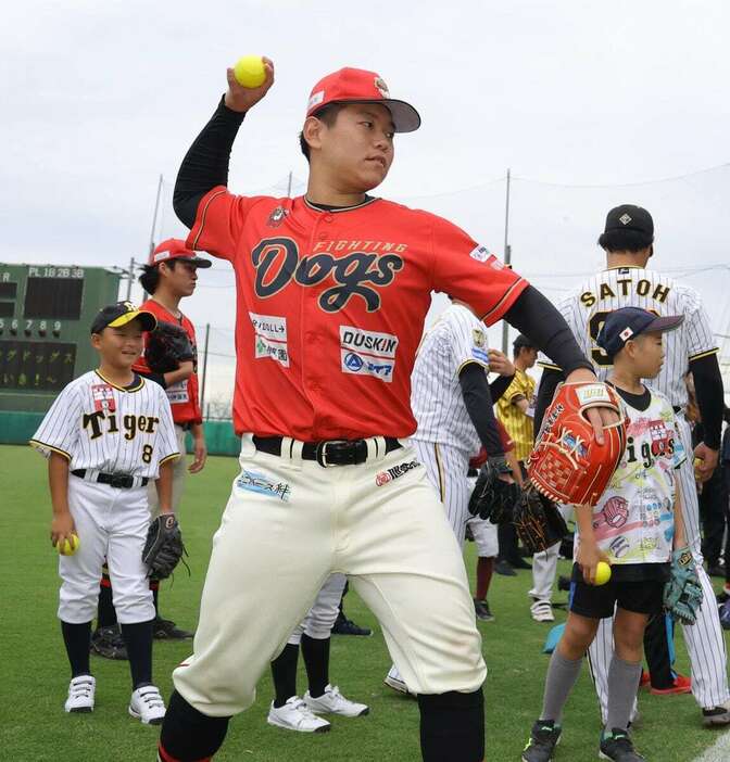 四国IL・高知から阪神入りする嶋村も参加。子供たちを指導した