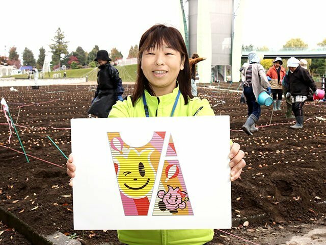 大花壇のデザインを発表する三上さん＝砺波チューリップ公園