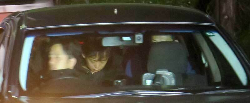 監禁容疑で逮捕後、市川署に護送されてきた藤井柊容疑者（中央）＝17日、市川市